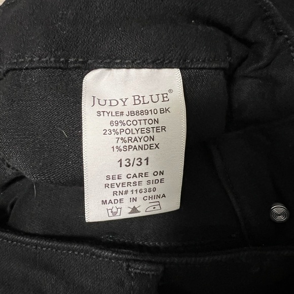Judy Blue Black Denim Joggers w/ cargo pockets, size 13/31 - Picture 4 of 8